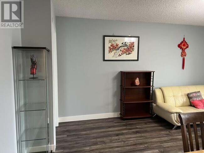 Photo du bâtiment - 8460-8460 Lansdowne Rd