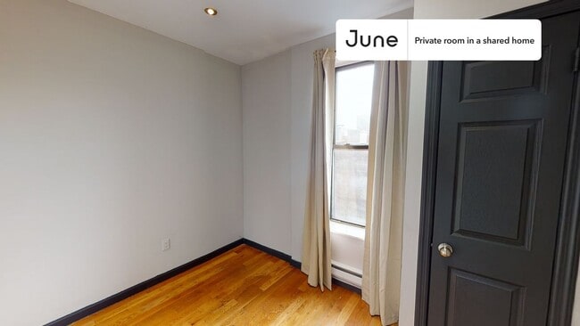 Building Photo - Private bedroom in 3 bed/1 bath Home