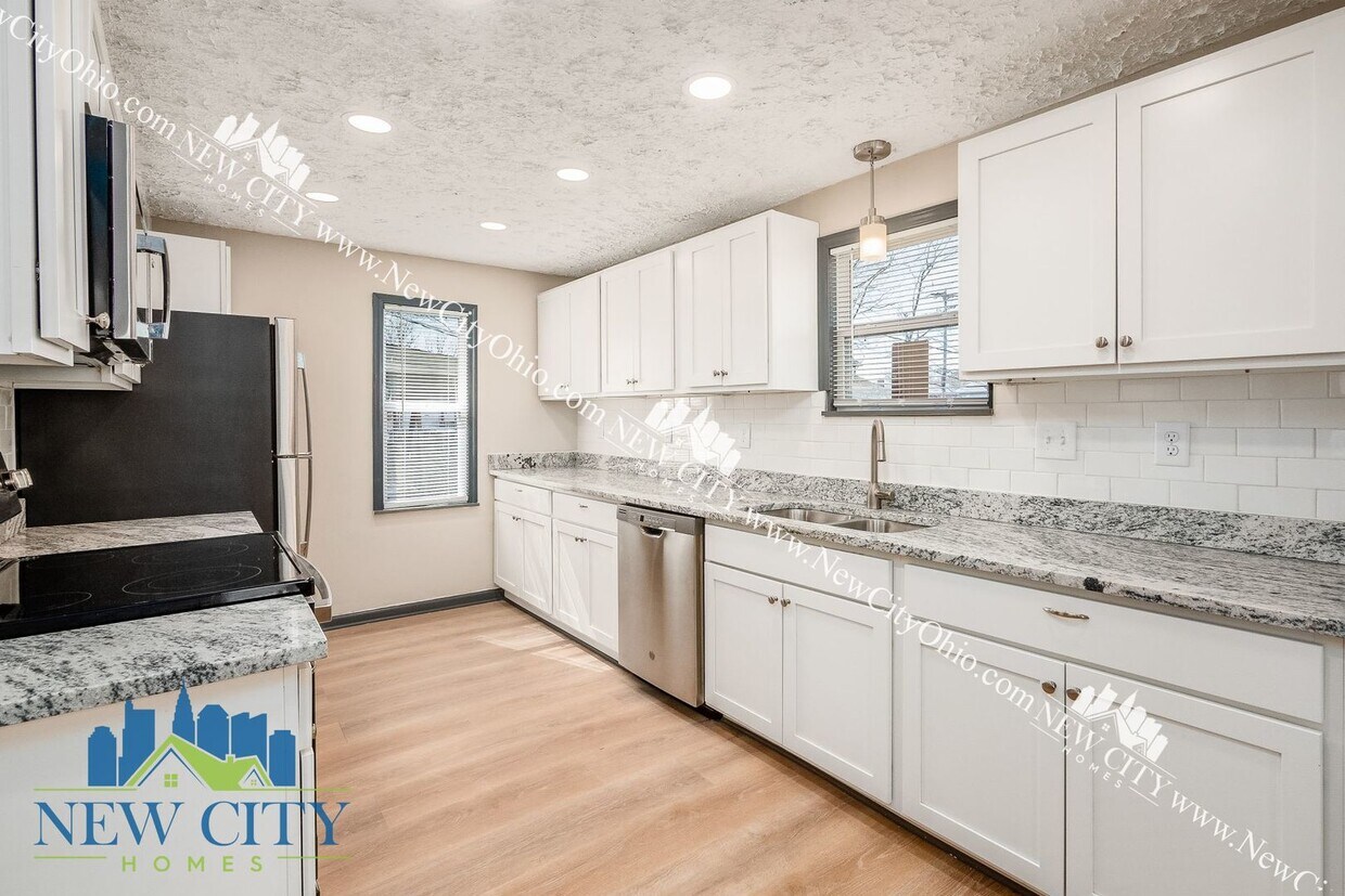 Foto principal - Large Remodeled 2 Bedroom Single-Family Ho...