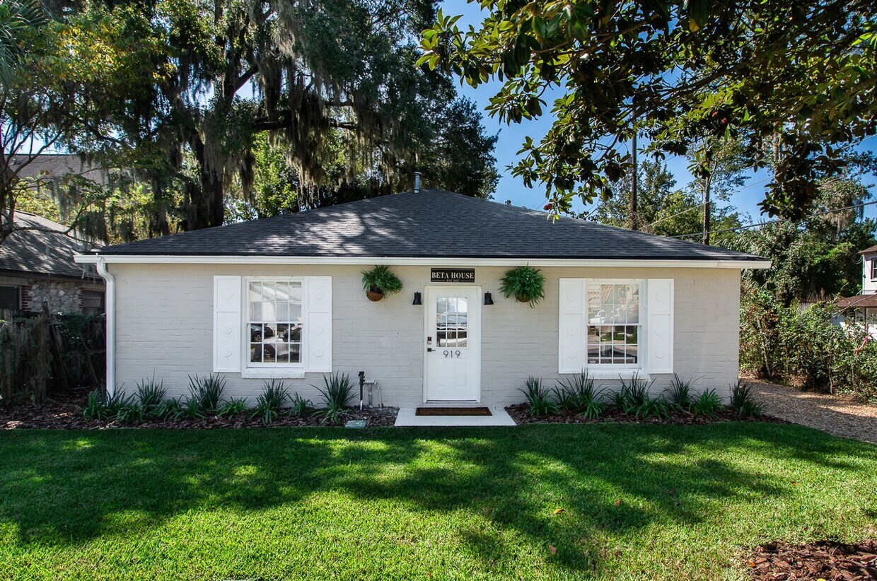 Primary Photo - 919 SW 6th Ave - Fully remodeled & furnish...
