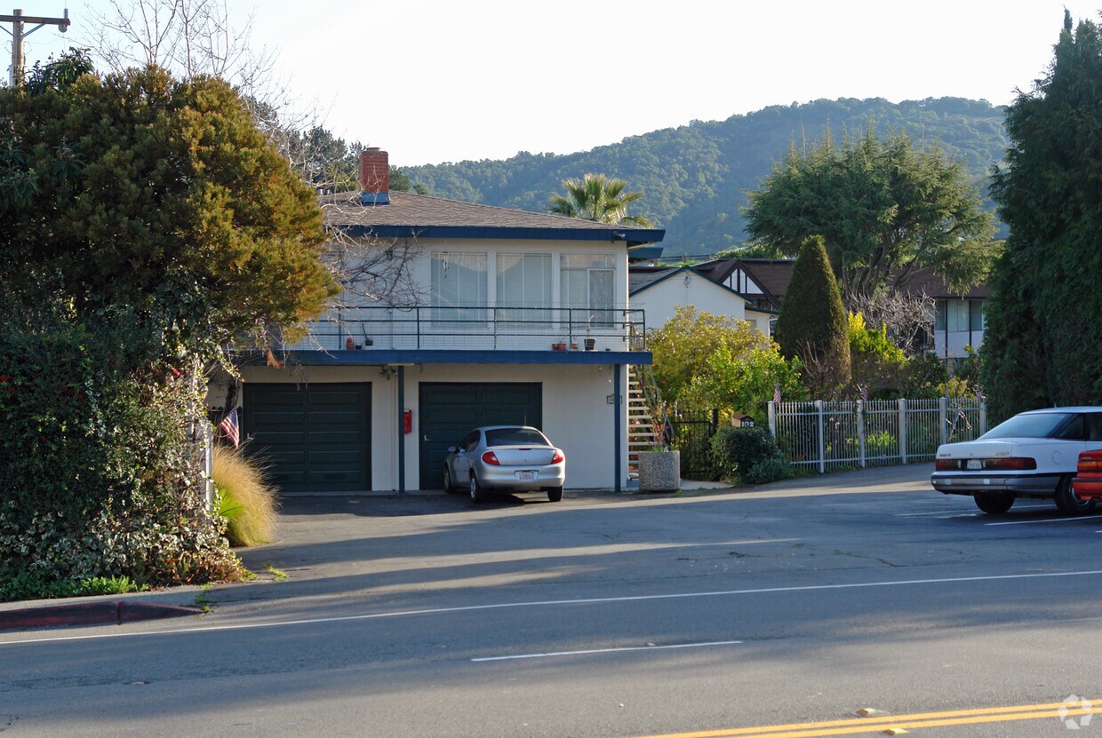 Primary Photo - Flores Apartments