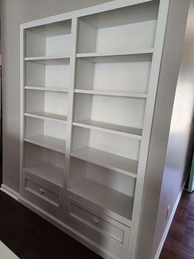 Building Photo - *Now Available* 3 Bedroom, 2 bath home loc...