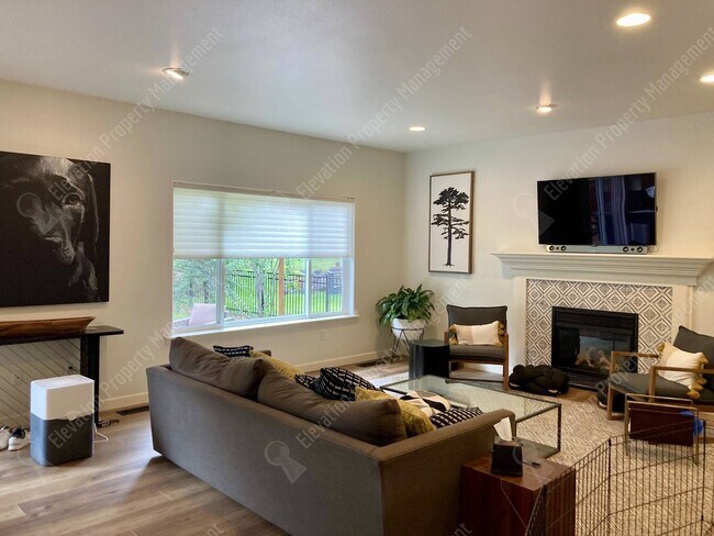 Foto del edificio - *Unfurnished* Beautifully updated 3 BR on ...