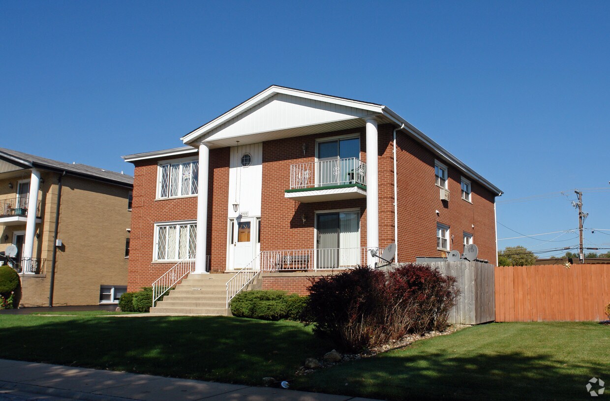 7922 W 89th Pl, Hickory Hills, IL 60457 Apartments in Hickory Hills