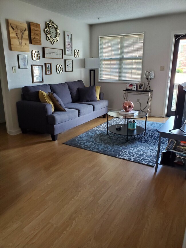 Foto del edificio - 1625 Thrush Ter