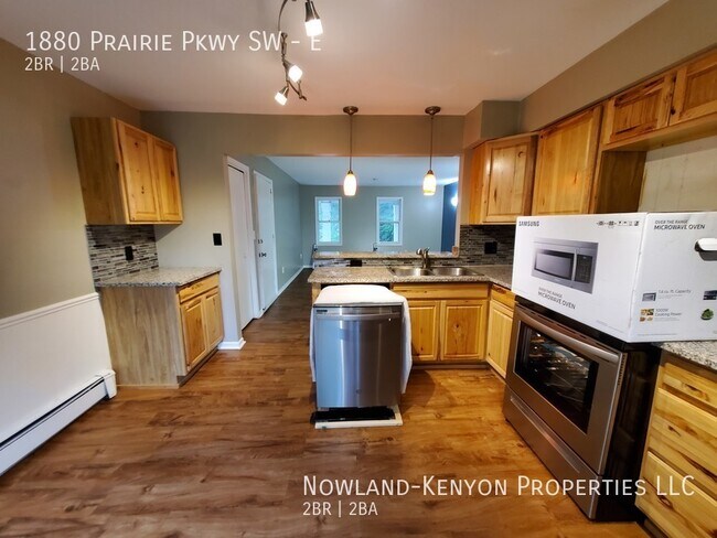 Foto del edificio - 1880 Prairie Pkwy SW - E- 2 beds, 1 full bath