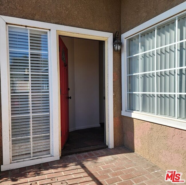 Foto del edificio - 5743 Keniston Ave