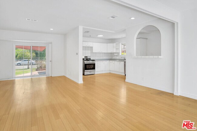 Foto del edificio - 8333 Glencrest Dr