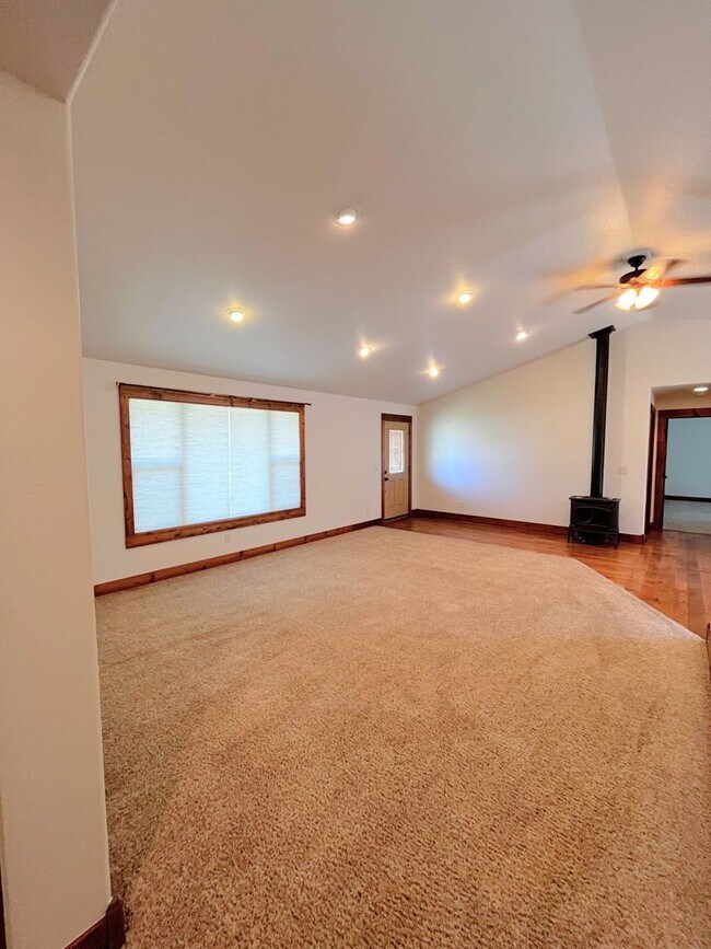 Foto del edificio - Charming Home with Open Floor Plan & Pet-Friendly Yard – Prime Location!