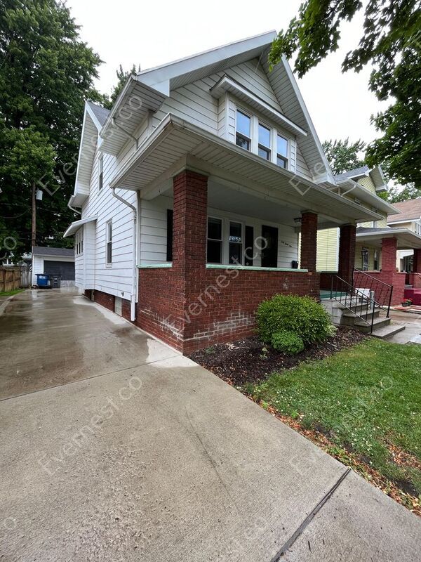Building Photo - 4039 Fairview Dr