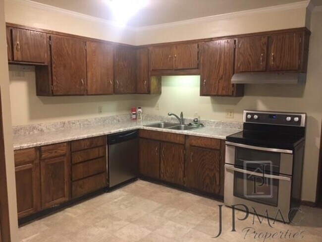 Foto del edificio - 703 Ikes Rd