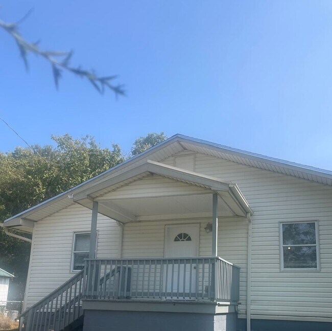 Building Photo - Knoxville 37920 - 3 bedroom, 1 bath home -...