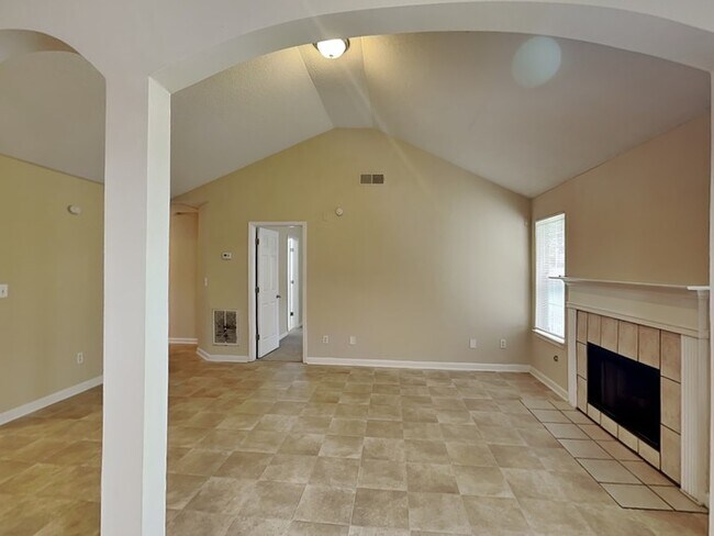Foto del edificio - $1,695 OFF! Lovely 3 Bedroom! Located in F...