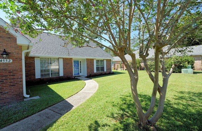 Foto del edificio - Spacious 5-Bedroom Home in Gated Parkwood ...