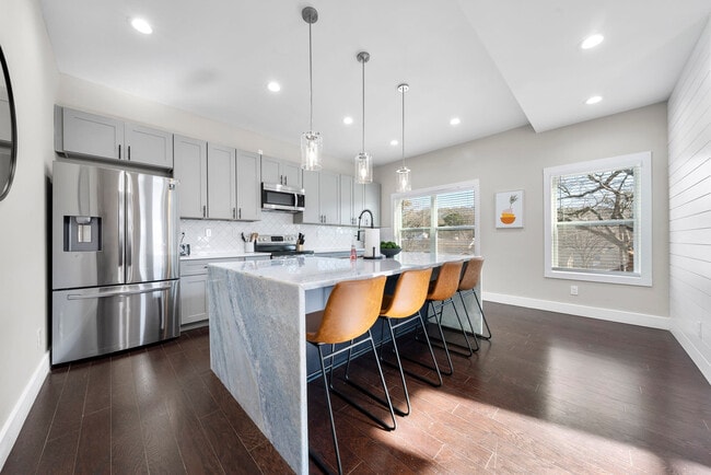 Building Photo - 201 Clay St SE