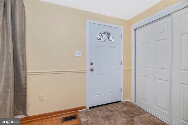 Building Photo - 6840 Farmbrook Ct