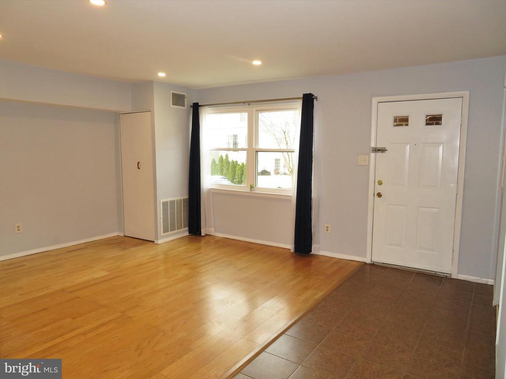 Primary Photo - 163 Parker Ave