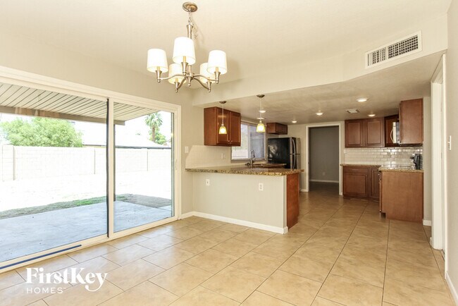 Building Photo - 4548 W Paradise Dr
