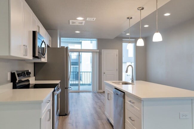 Foto del edificio - Beautiful 4 Bed - 3 Bath Townhome in Great Clearfield Location! Available on June 10th!
