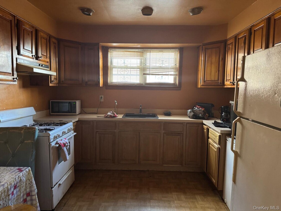 Building Photo - 4557 White Plains Rd