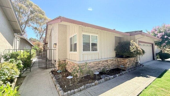 Building Photo - 750 N Paradise Valley Ct