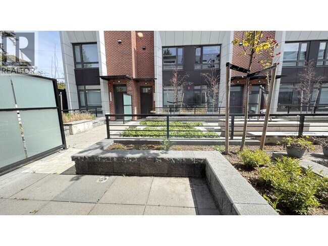 Photo du bâtiment - 6258 Oak St