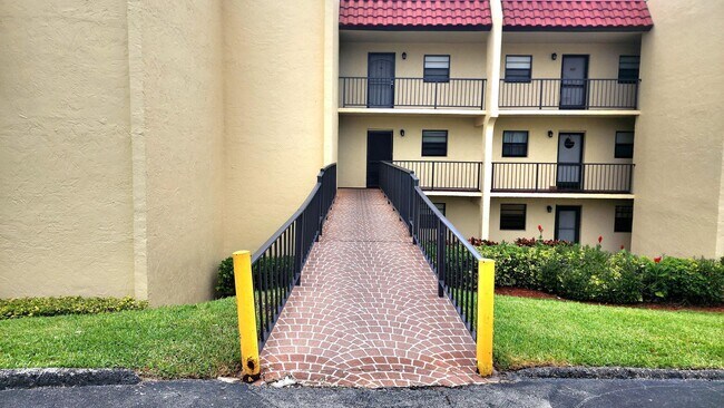 Foto del edificio - 2050 Oleander Blvd