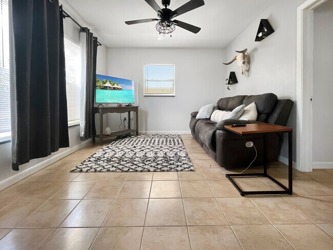 Foto del edificio - 1100 NW 16th St