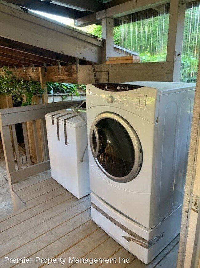 Building Photo - 1 br, 1 bath House - 246 1/2 W 14th St