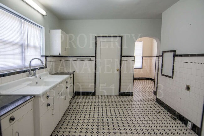 Building Photo - Spacious 4-Bedroom 2-Bathroom Home