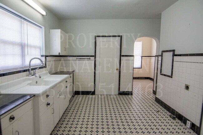 Foto del edificio - Spacious 4-Bedroom 2-Bathroom Home