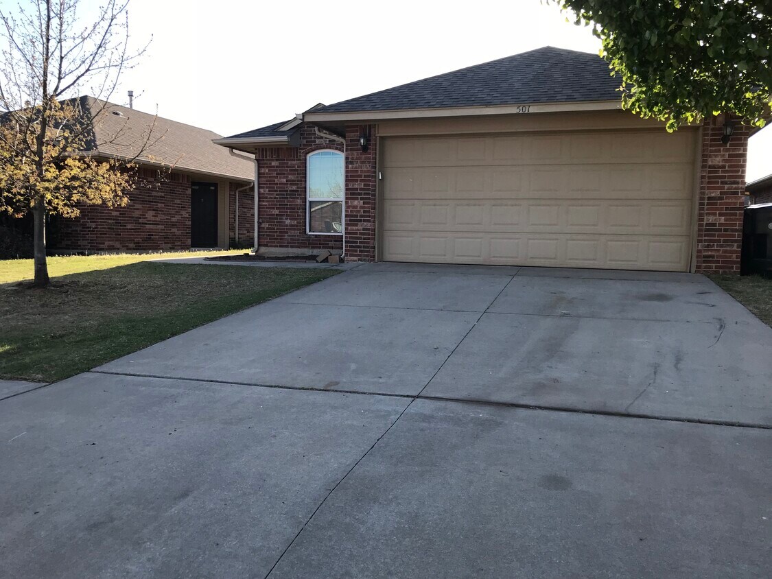 Primary Photo - 501 Apache Gate Dr