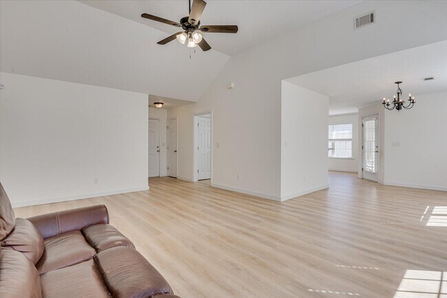 Foto del edificio - 909 Watsonia Dr