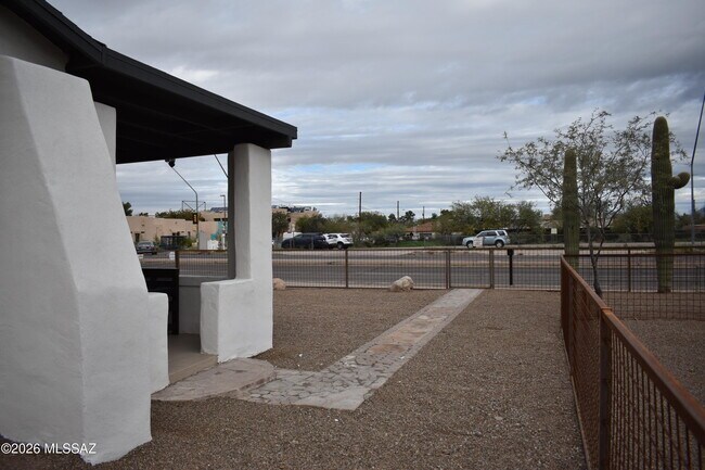 Building Photo - 1323 W Speedway Blvd