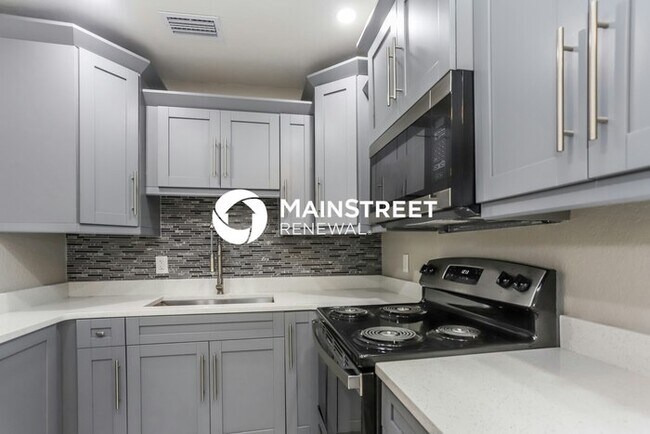 Building Photo - 4 Bedroom Pet-Friendly Home in TAMPA, FL with Main Street Renewal