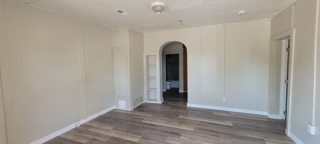 Building Photo - 627 N 6th