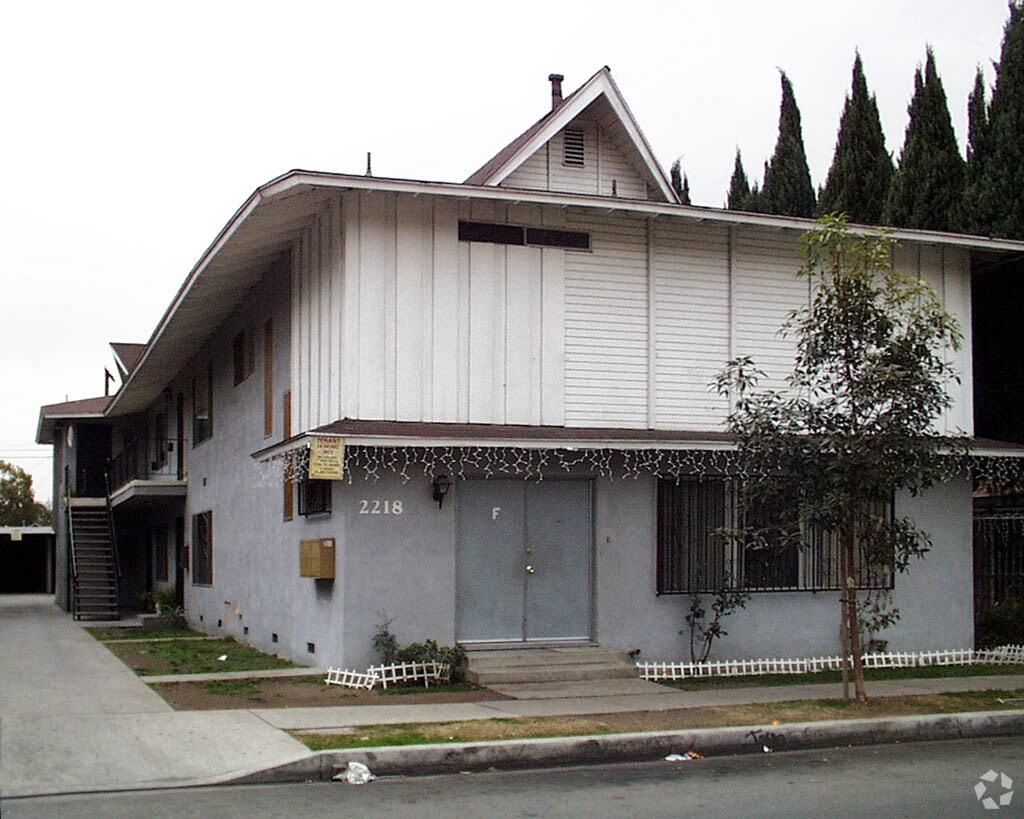 Primary Photo - 2218 Zoe Ave