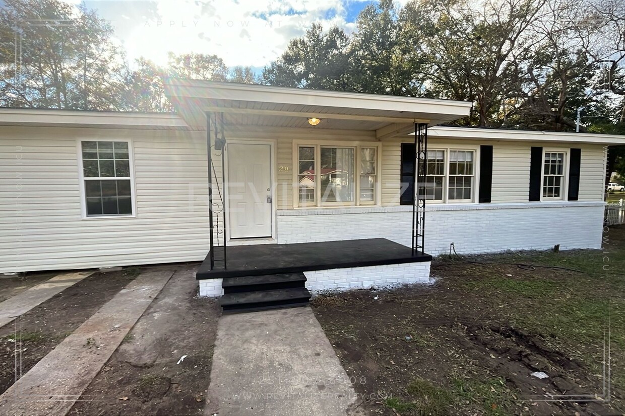 Primary Photo - Renovated 4 Bedroom/1 Bathroom House in Sa...