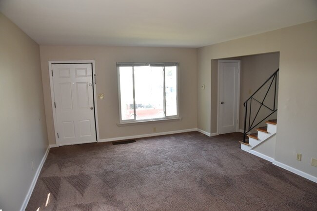 Building Photo - 2 bedroom town home!