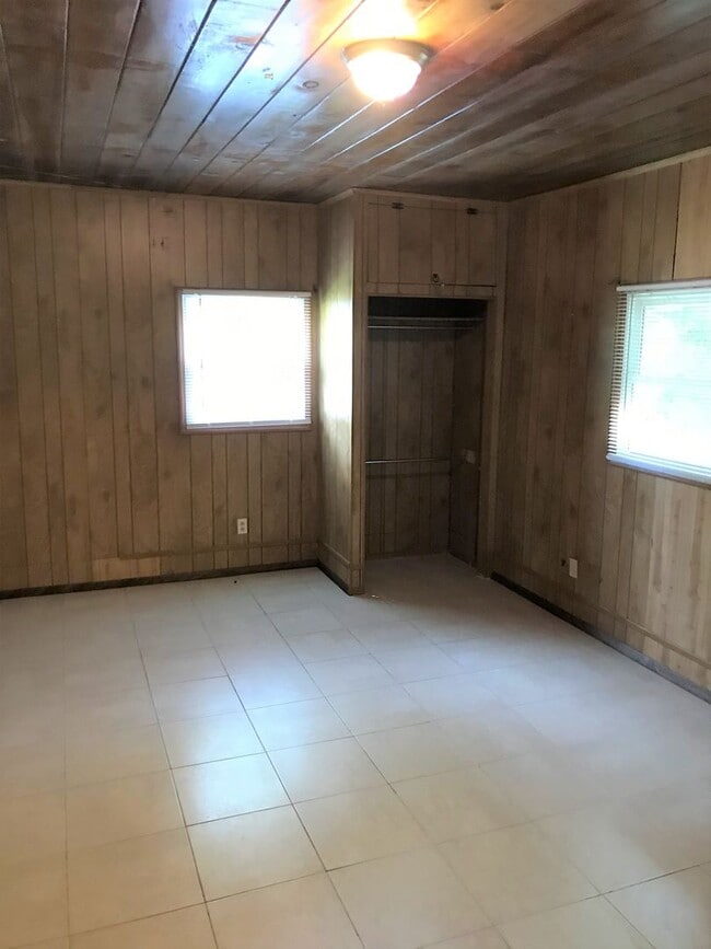 Building Photo - 215 Bamboo Dr