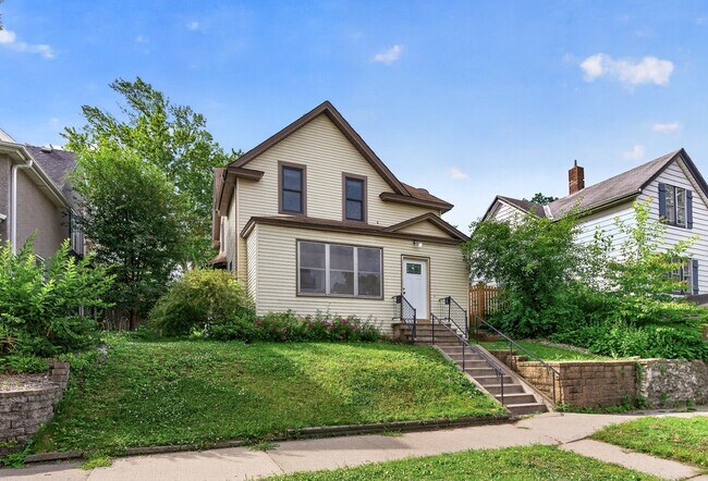 Building Photo - 754 5th St E