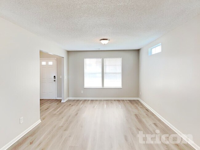 Building Photo - 204 Fox Grove Cir