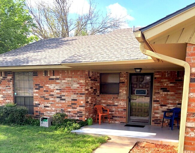 Building Photo - Granite! Fireplace! Bay Window!