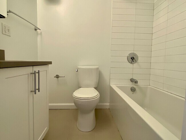 Building Photo - nice 1 bed plus den in Brookline