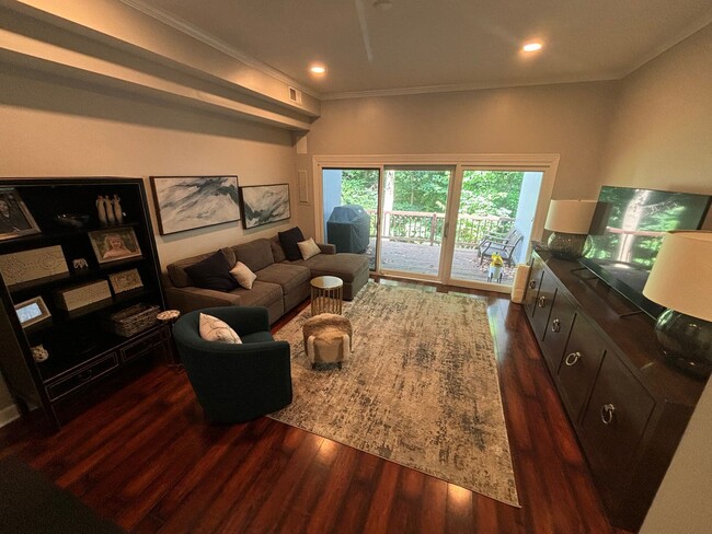 Building Photo - 3 Bedroom Condo!