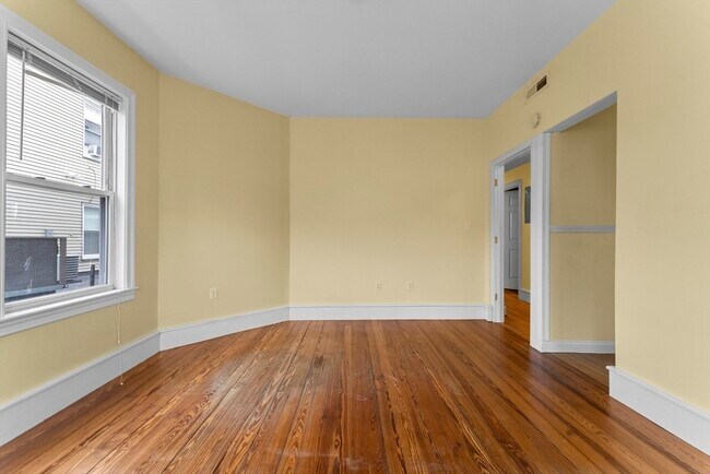 Building Photo - 573 Washington St