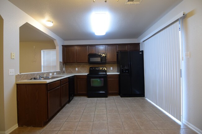 Building Photo - 2303 Maedell Dr