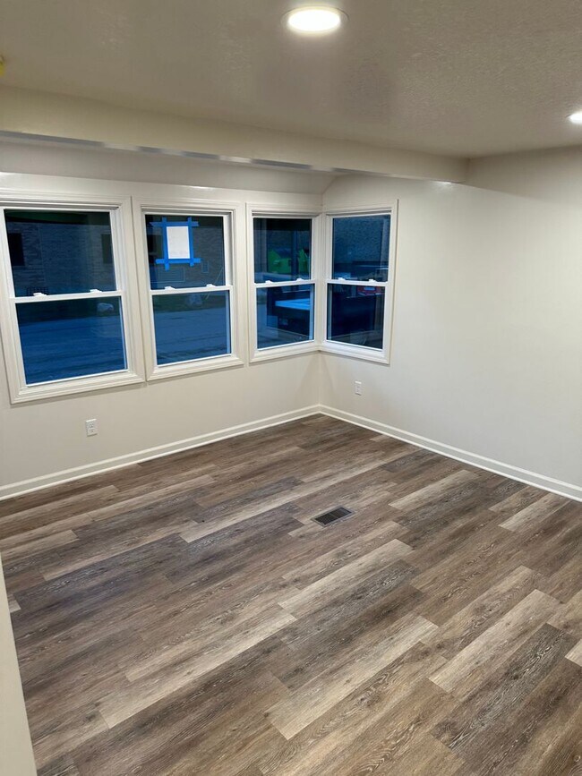 Foto del edificio - LEO  3 BR 1 Bath