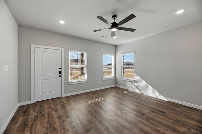 Foto del edificio - AVAILABLE NOW! NEW LUXURIOUS TRIPLEX LOCATED ON 1-ACRE LOT IN MIDLOTHIAN, TX!