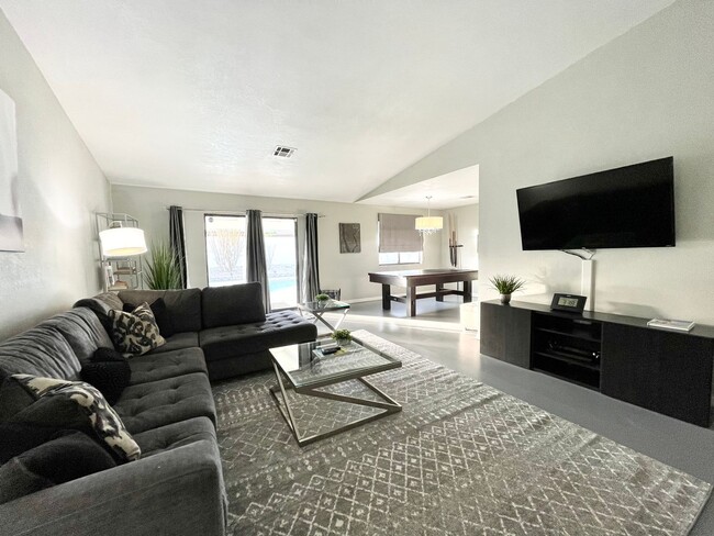 Foto del edificio - COMING SOON! 3 Bedroom 2 Bathroom Chic Fur...
